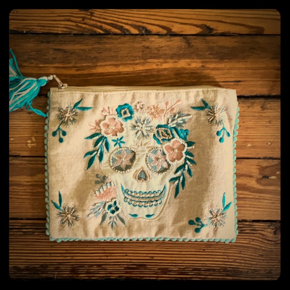 Skull beaded zipper bag